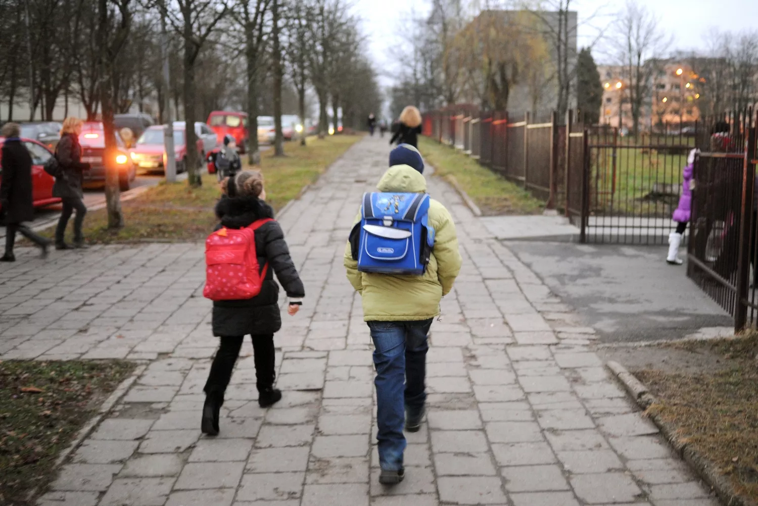 Сколько на улице детей. Дети идут в школу. Школьники на улице. Школьники идут в школу. Дети около школы.