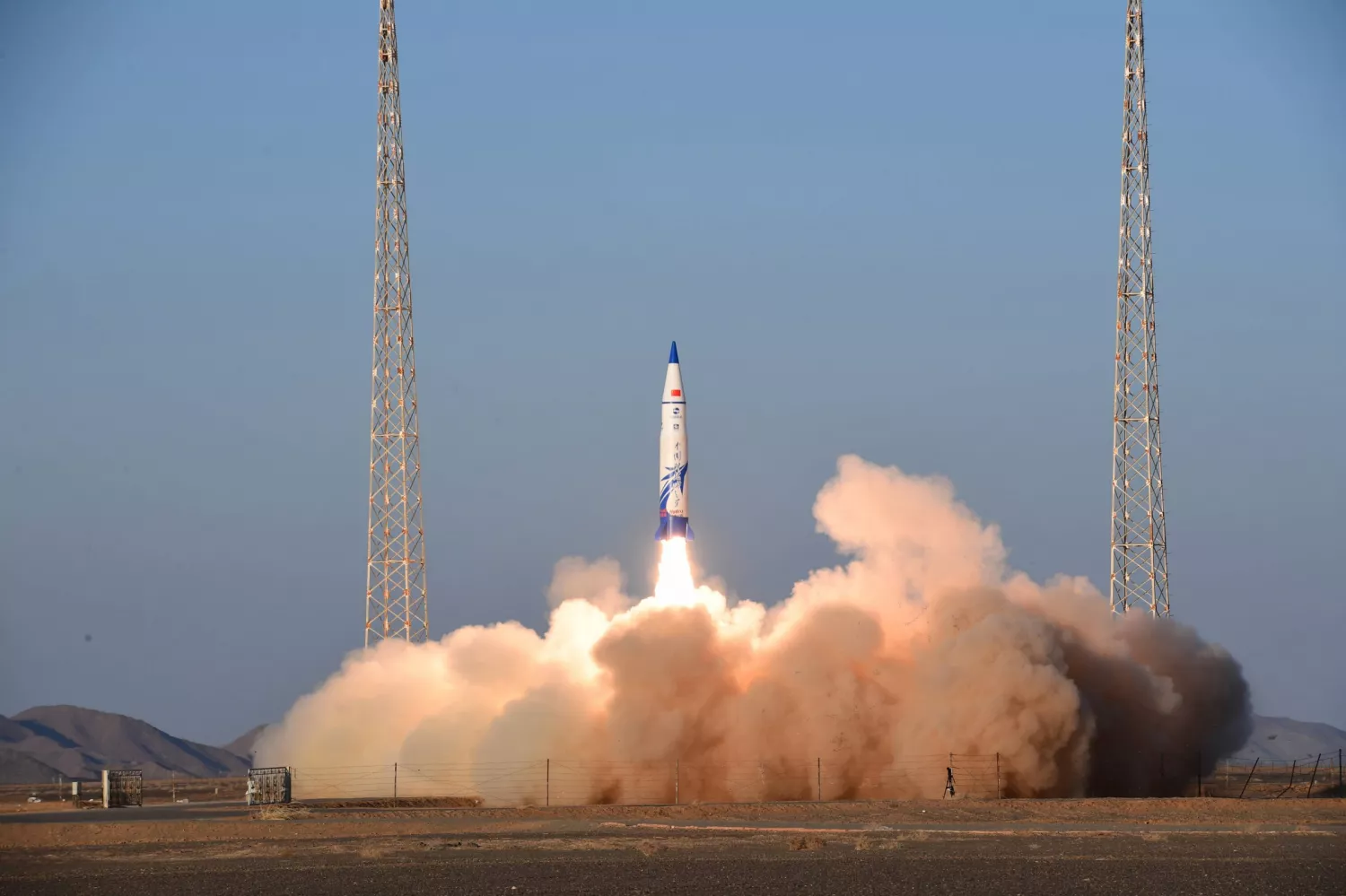 Первый запуск. Старт ракетоносителя. Космическая ракета. Ракета в космосе. Полёт ракеты.